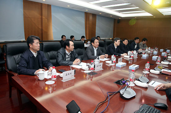 集团党委中心组进行集体学习