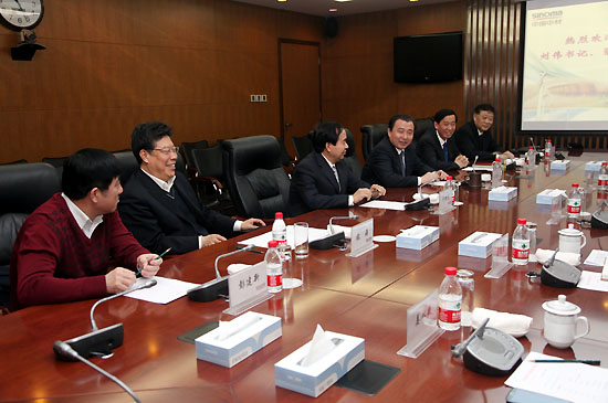 集团党委中心组进行集体学习